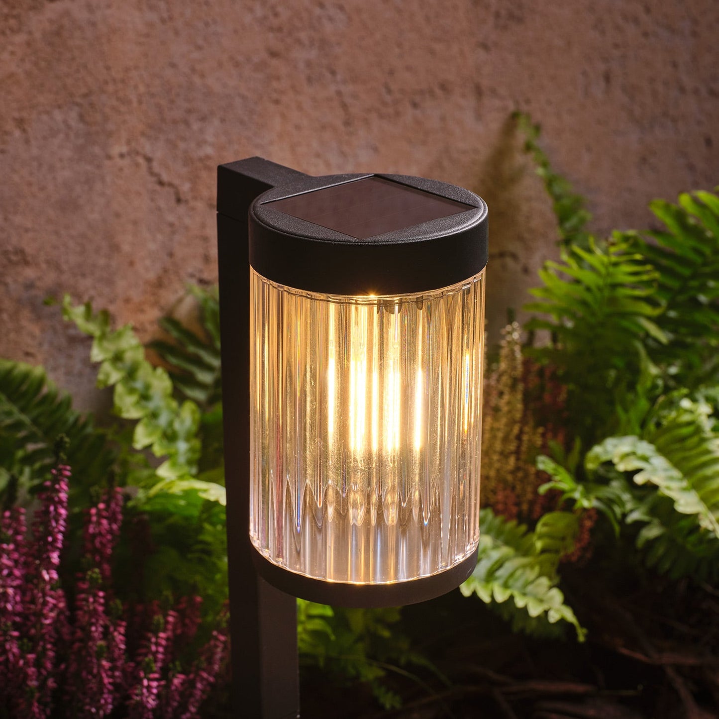 2er Set Holkham Solar‑Wegleuchten mit Erdspieß in Riffeloptik, Warmweiß/Schwarz