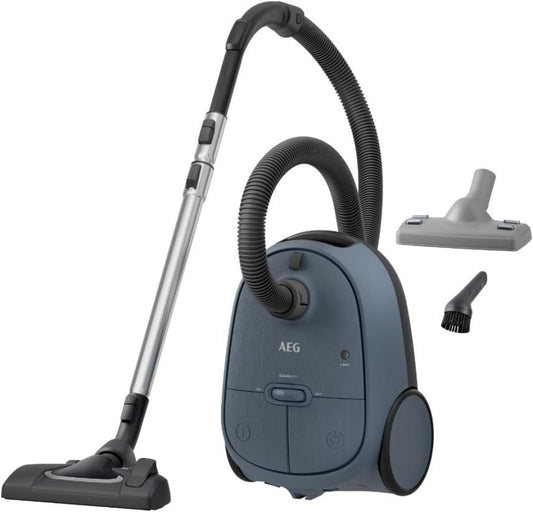 AEG CLEAN 6000 AB61C2DB Staubsauger mit Beutel / hohe Saugleistung / inkl. Polsterdüse / 50 % Recyclingkunststoff / ideal für Haustierbesitzer / Reinigen von Polstern / 12 m Kabel / 750 W / Blau