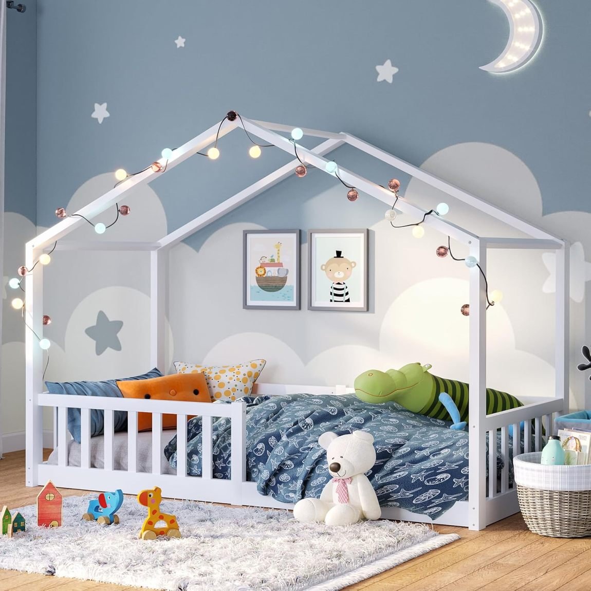 Bellabino Kinderbett Bia 140×200 cm, Hausbett Kinder inkl. Rausfallschutz und Rolllattenrost, Montessori Bodenbett weiß aus Massivholz Kiefer