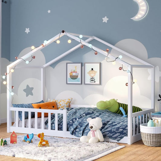 Bellabino Kinderbett Bia 140×200 cm, Hausbett Kinder inkl. Rausfallschutz und Rolllattenrost, Montessori Bodenbett weiß aus Massivholz Kiefer