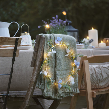 Weißer & blauer LED-Blumenkranz mit warmweißen Mikro-LEDs & Timer