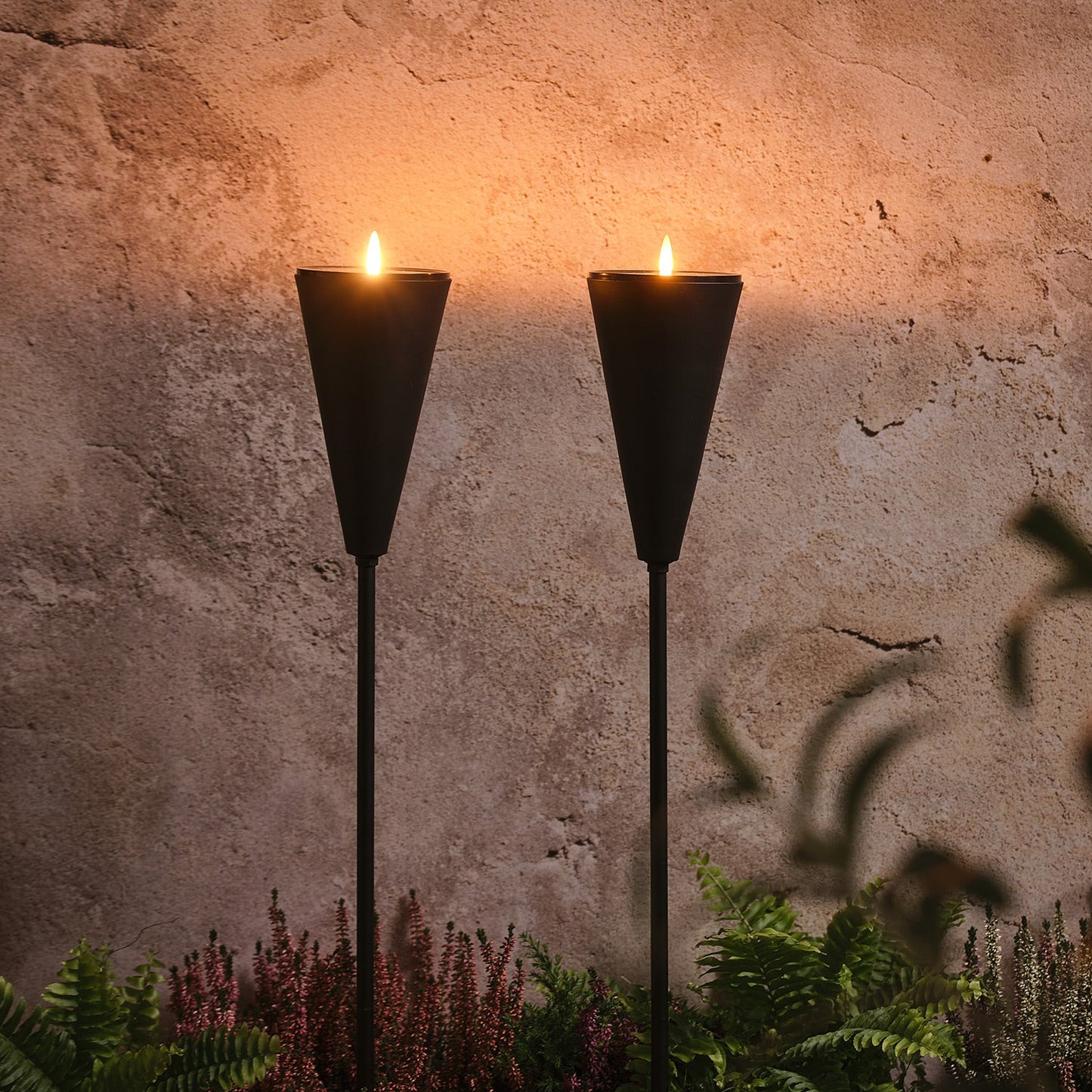 2er Set Solarfackeln mit warmweißem Flammeneffekt & USB-Ladeoption