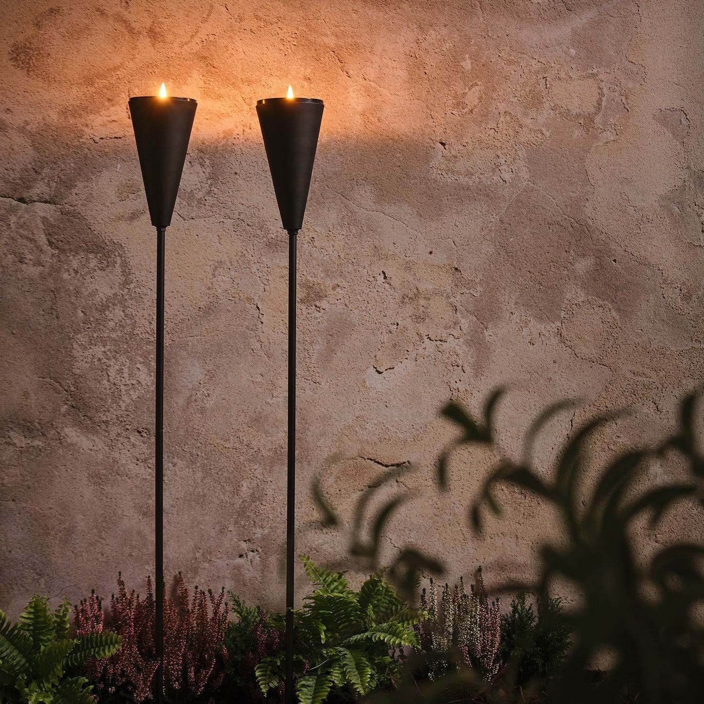 2er Set Solarfackeln mit warmweißem Flammeneffekt & USB-Ladeoption