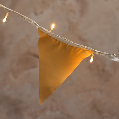 Lichterkette mit Frühlingsfähnchen