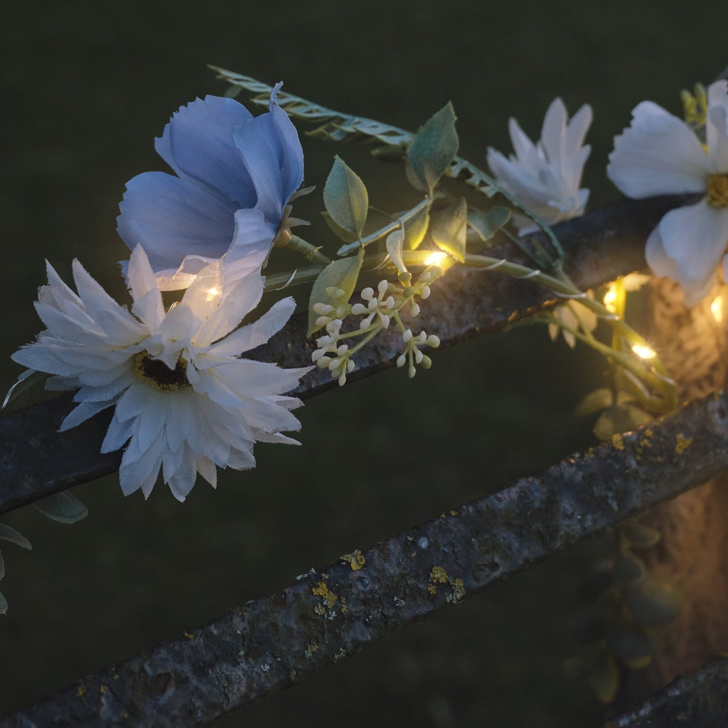 LED-Blumengirlande mit warmweißen Mikro-LEDs in Blau & Weiß