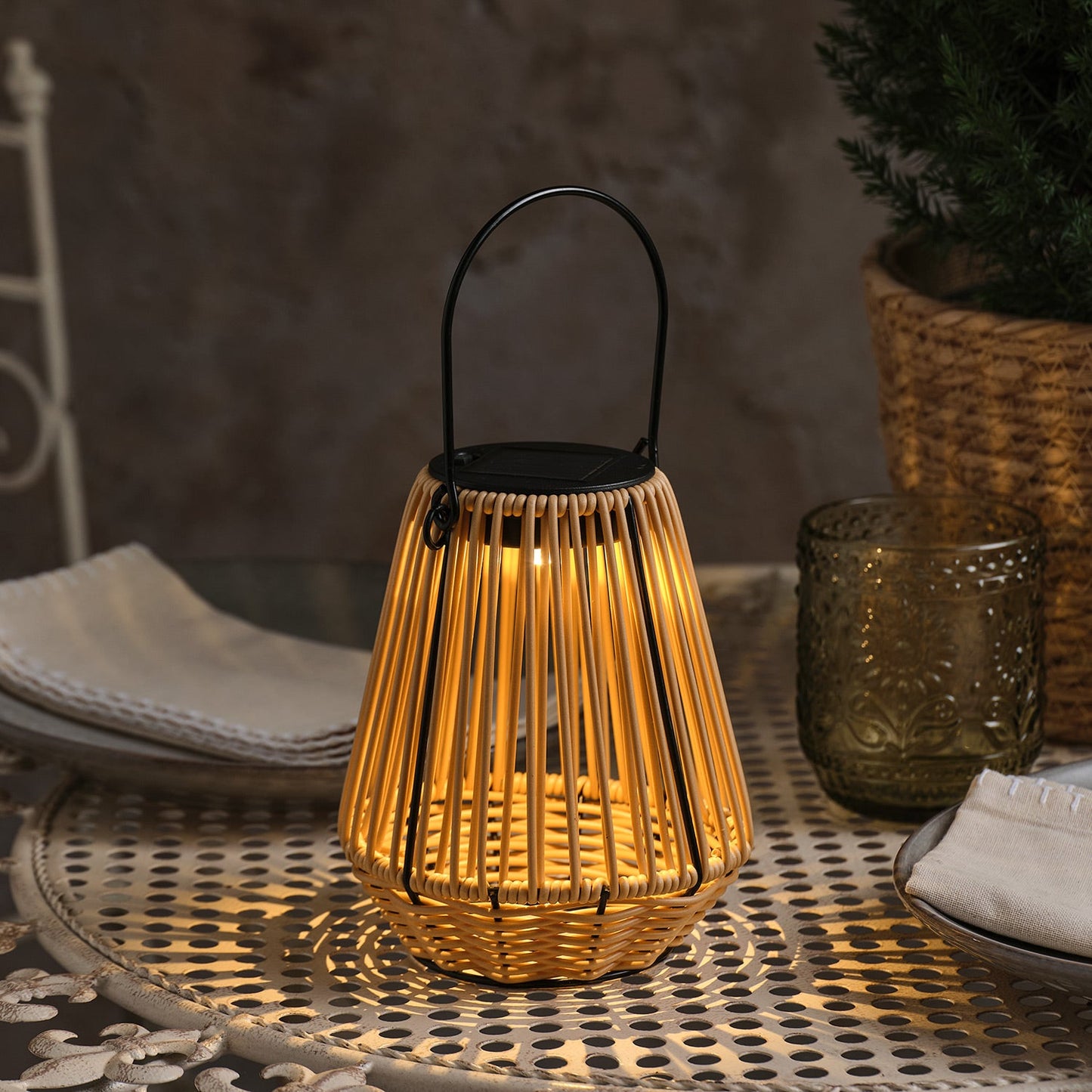 Hygge Solar-Laterne in Rattanoptik mit warmweißer LED