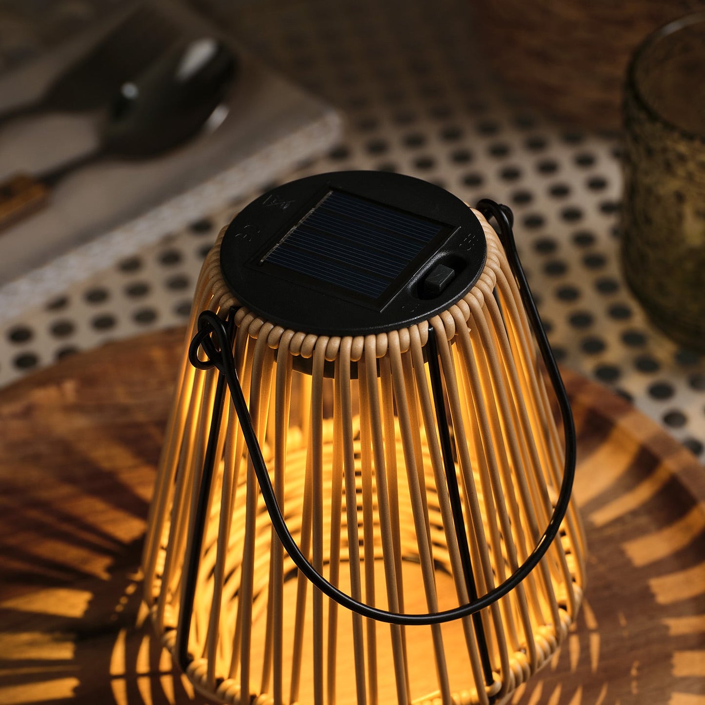 Hygge Solar-Laterne in Rattanoptik mit warmweißer LED