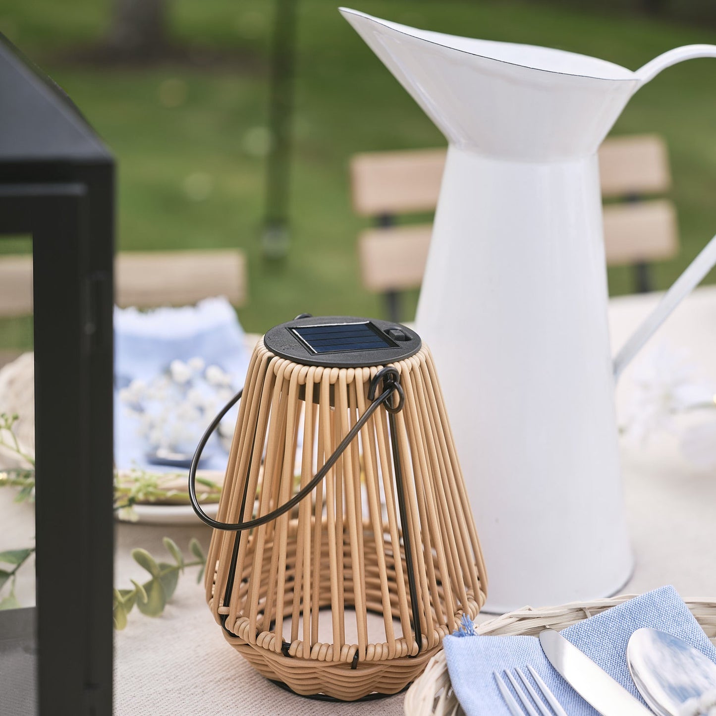 Hygge Solar-Laterne in Rattanoptik mit warmweißer LED
