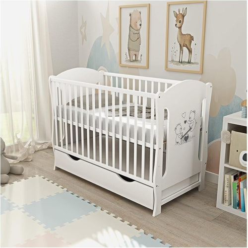 Baby Delux Babybett 60×120 weiß Kinderbett umbaubar zum Juniorbett Schublade Matratze Teddy Wippe Motiv